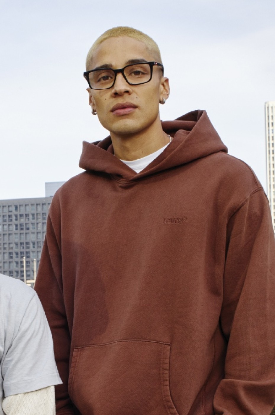 Levis: Mann mit Brille