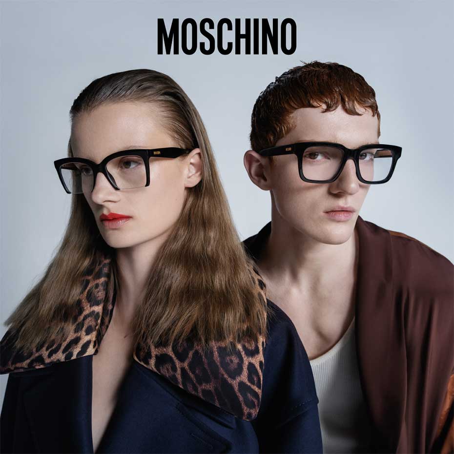 Moschino: Frau und Mann, die jeweils eine Brille tragen