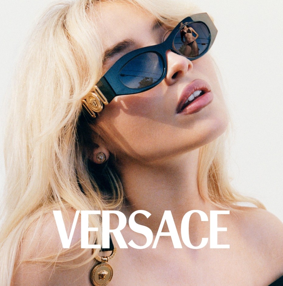 Versace: Frau mit Brille