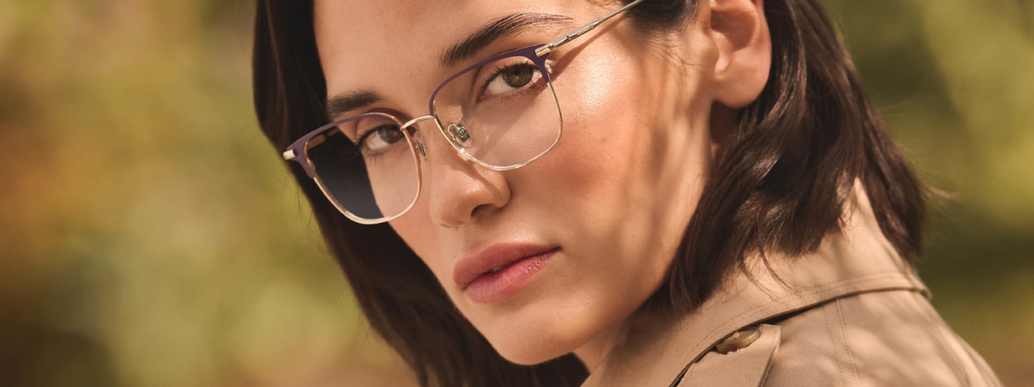 Superdry: Frau mit Brille