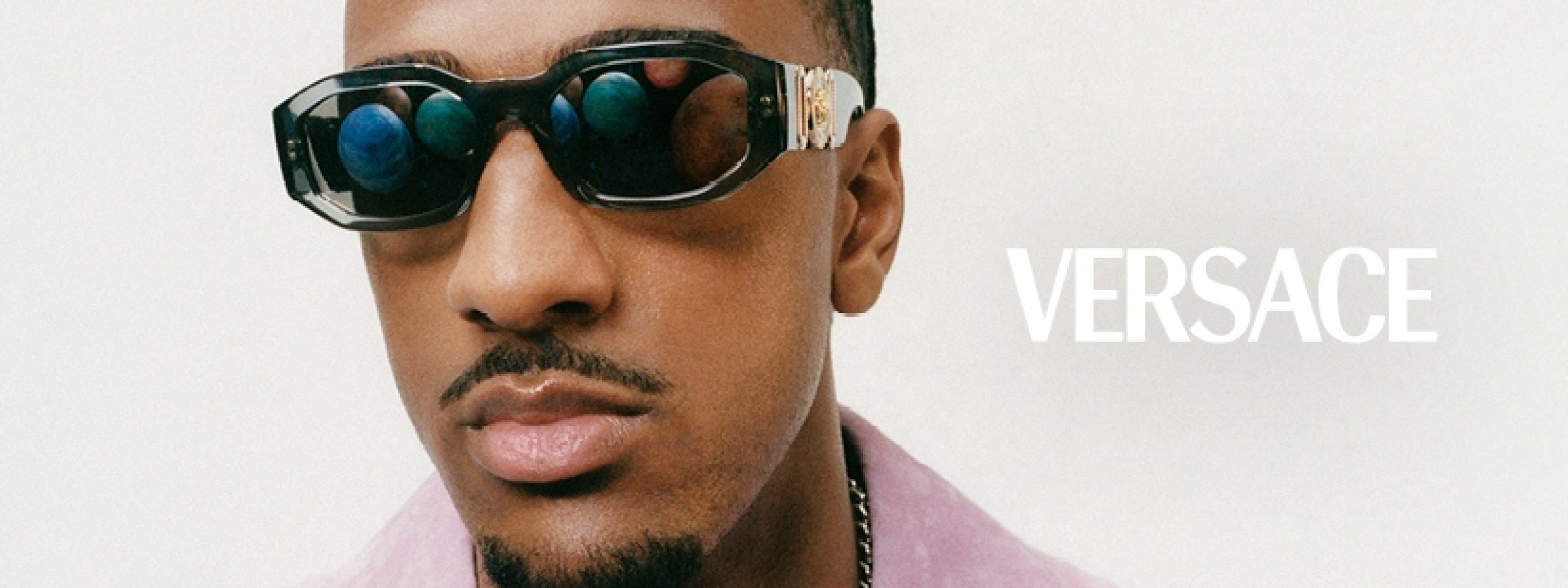 Versace: Mann mit Sonnenbrille