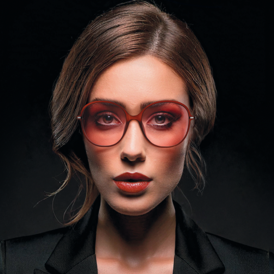 Menrad: Frau mit roter Brille