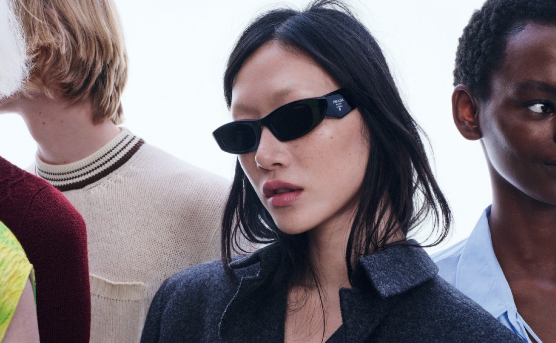Prada: im Fokus steht eine Frau mit Sonnenbrille