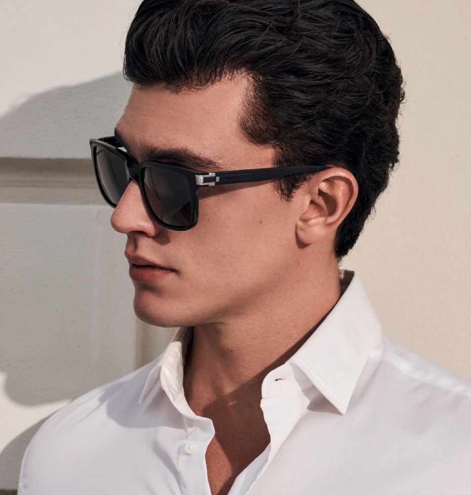 BVLGARI: Junger Mann mit Sonnenbrille