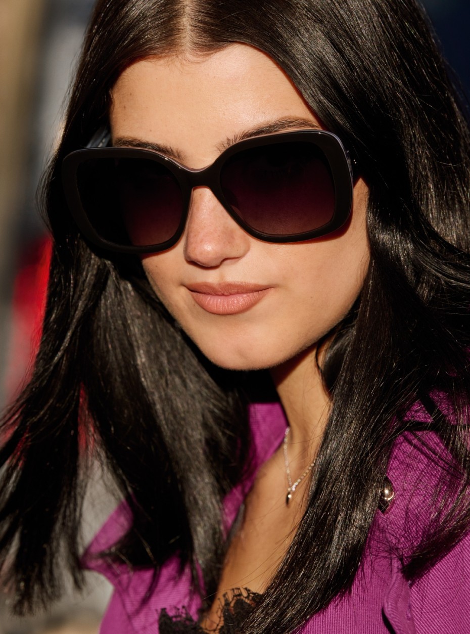 Kate Spade: Frau mit Sonnenbrille