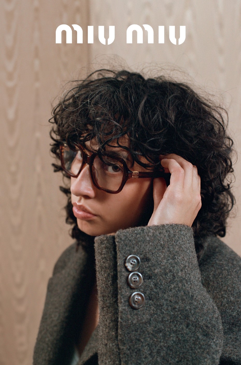 Miu Miu: Mann mit Brille