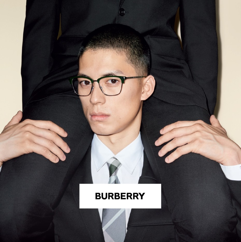 Burberry: Mann mit Brille