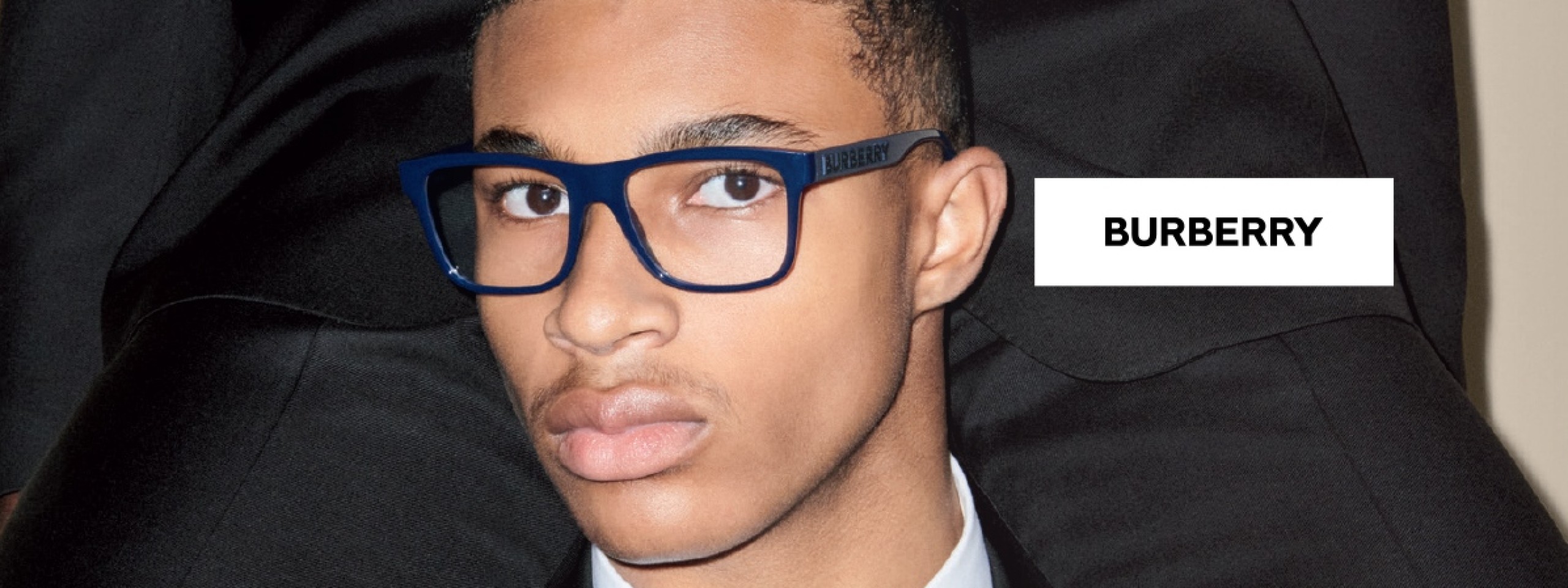 Burberry: Mann mit Brille