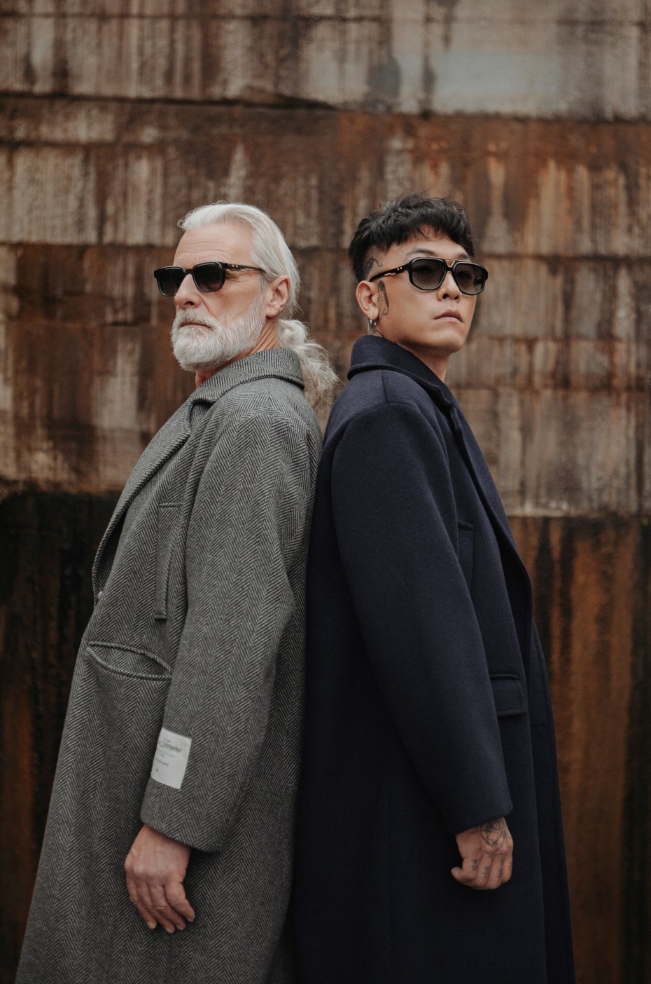 EINSTOFFEN: Zwei Männer mit Sonnenbrillen