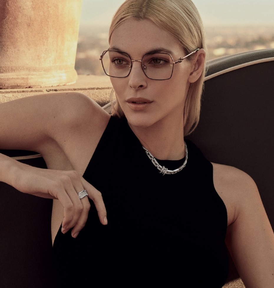 BVLGARI: Junge Frau mit Brille